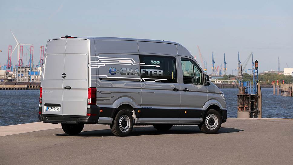 Volkswagen e-Crafter отличается не только повышенным дружелюбием по отношению к окружающей среде, но и способностью перевезти от 0,975 до 1,72 тонны полезного груза, в зависимости от типа кузова.