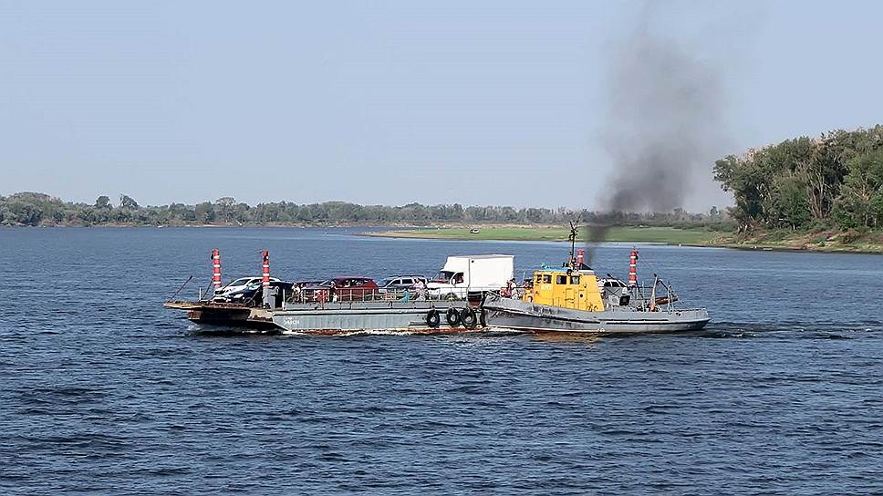 Автомобилисты первыми заезжают на паром и первыми покидают пассажирские палубы по прибытии, занимая место за рулем. Приезжать на автомобиле к терминалу компании рекомендуют минимум за час-полтора до отправления. Опоздавшие могут не успеть зарегистрироваться, и паром уплывет без них.