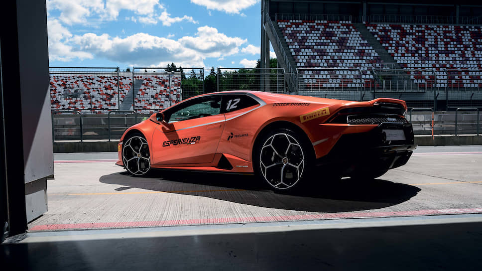 В отличие от Huracan Performante, модель Evo лишилась системы активной аэродинамики ALA, которая за счет технических средств позволяла добиваться увеличения прижимной силы и уменьшения лобового сопротивления. Ее функции с успехом компенсируется доработанными кузовными элементами. Как результат, Huracan Evo ни в чем не уступает своему предшественнику.