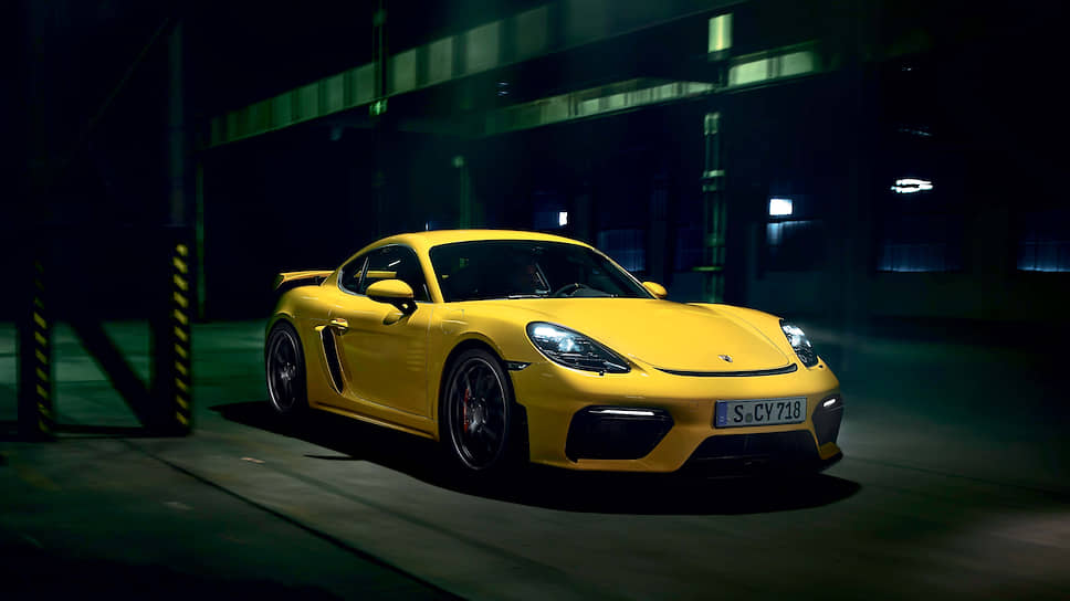 Существенно улучшенная аэродинамика – одна из главных фишек Porsche 718 Cayman GT4. Принятые меры увеличили прижимную силу до 50 процентов без ухудшения аэродинамического сопротивления – убедительное доказательство эффективности.