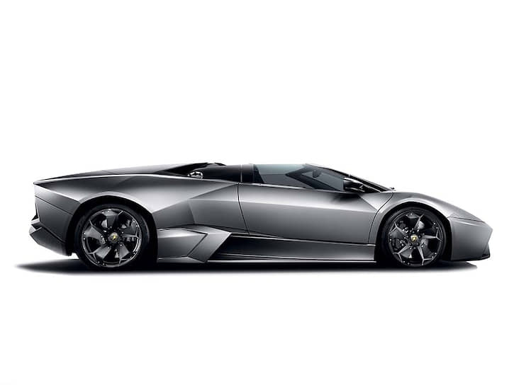 Lamborghini Reventon дебютировал в 2007 году как модификация Murcielago LP 640. Создавая автомобиль, дизайнеры вдохновлялись угловатыми формами истребителя F-22 Raptor. В версии родстер было собрано всего 15 единиц Reventon.
