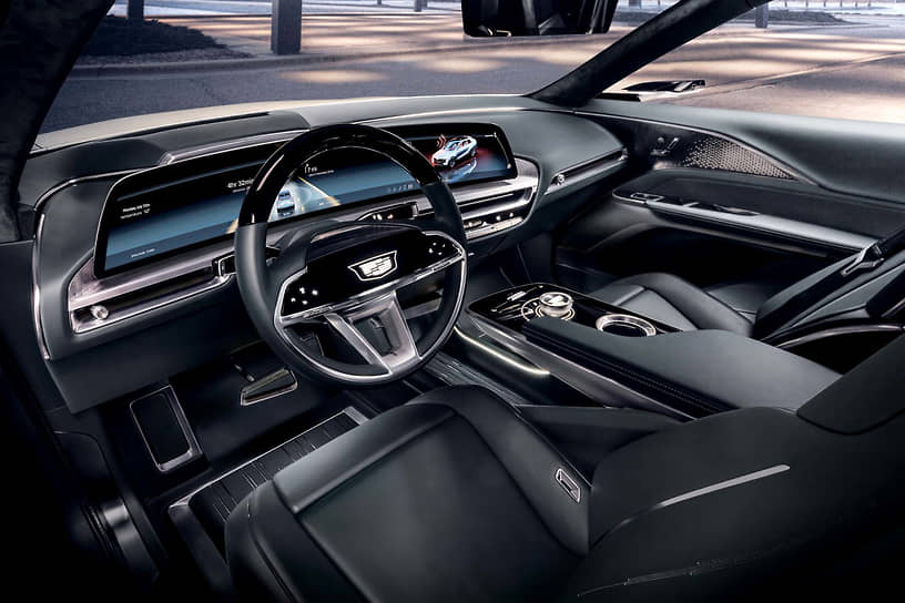 Результат общей работы воплощает в себе электрический концепт Cadillac Lyriq, он оснащен массивным светодиодным дисплеем с диагональю 33 дюйма и предлагает пользовательский интерфейс, который настраивается в зависимости от индивидуальных предпочтений водителя.