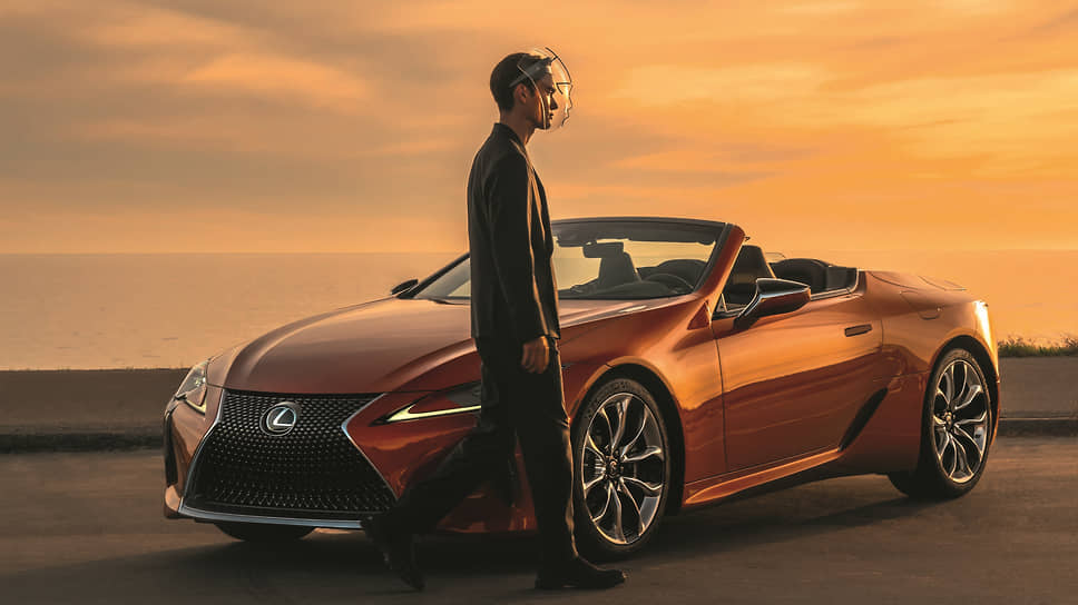 Открытая версия Lexus LC500 была представлена в 2019 году на автосалоне в Лос-Анджелесе. На открытие мягкого складного верха, который может быть либо черного, либо бронзового цвета, уходит 15 секунд. Опустить на лицо защитное забрало, покидая автомобиль, можно куда быстрее. И самому стать кем-то похожим на LC500.