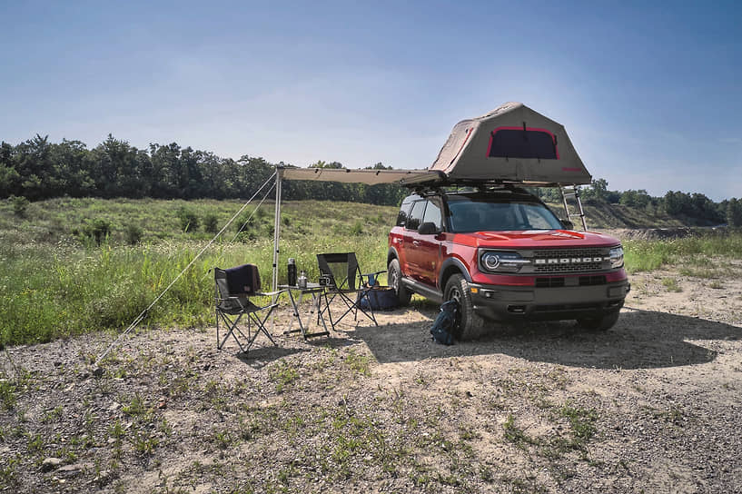 Двигатели у Ford Bronco бензиновые. Четырехцилиндровый турбированный EcoBoost 2.3 (273 л.с., 420 Нм) может идти в паре с семиступенчатой «механикой» или десятиступенчатым «автоматом». V6 EcoBoost 2.7 (314 л.с., 542 Нм) комплектуется исключительно десятиступенчатой АКПП.