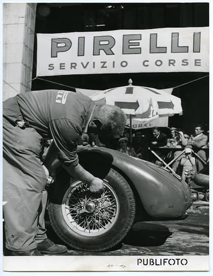 Pirelli Course Team: механик проверяет давление в шинах Pirelli &quot;Aerflex&quot; во время гонки Mille Miglia, 1952. Предоставлено Fondazione Pirelli
