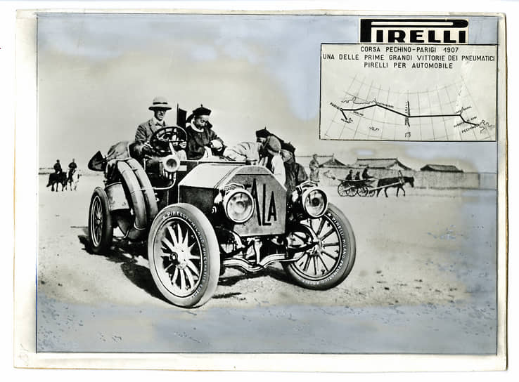 Представители властей Китая на пассажирском месте автомобиля &quot;Itala&quot; на трассе гонки Пекин-Париж, 1907 год, предоставлено Fondazione Pirelli. 