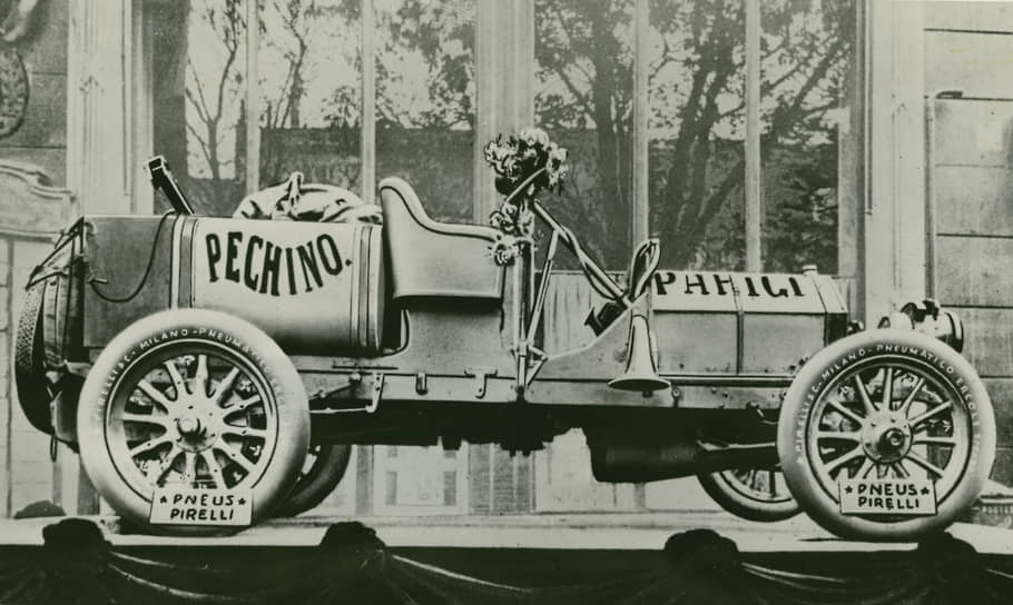 Автомобиль «Itala», выставленный перед редакцией газеты «Le Matin», 1907 г., предоставлено Fondazione Pirelli