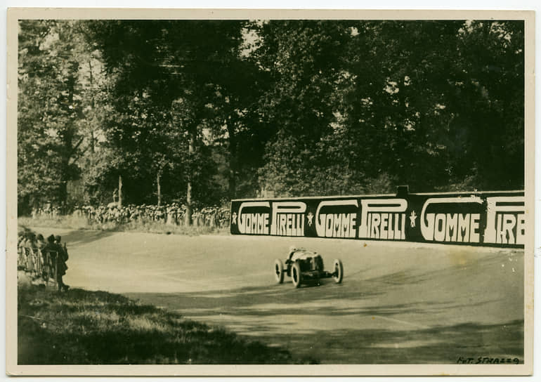 Автогонщик Гастоне Брилли-Пери на автомобиле Alfa Romeo выиграл пятый Гран-при Италии на трассе в Монце, 1925. Предоставлено Fondazione Pirelli