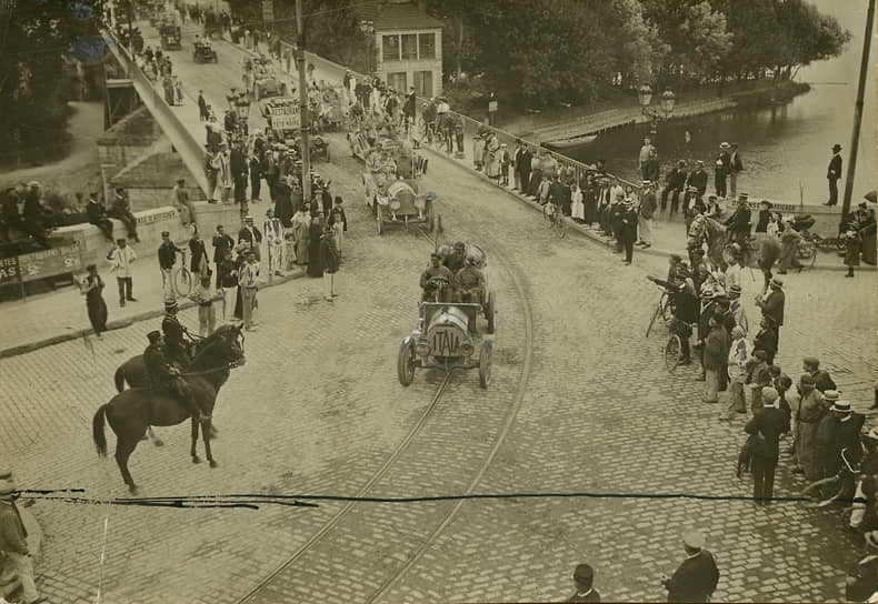 Прибытие &quot;Itala&quot; в Париж во время гонки Пекин-Париж, 1907 год, предоставлено Fondazione Pirelli. 