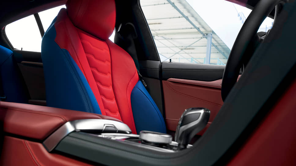 Обивка сидений в красном и синем цветах напоминает дизайн костюмов супергероев из комиксов, а также отсылает к фирменным цветам BMW Motorsport 