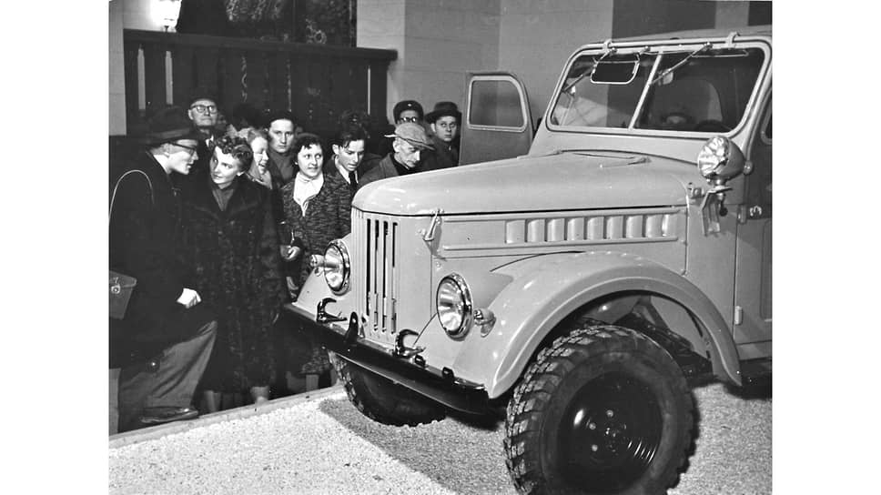 Снова Международная ярмарка в Лейпциге, но уже 1956 год. Посетители рассматривают внедорожник ГАЗ-69. Если светлый цвет еще встречался на серийных «шестьдесят девятых», то хромированные ободки фар — явно украшение для выставки. Обычно вместо хрома была краска, но выставочные и экспортные автомобили в СССР всегда старались сделать лучше, чем для внутреннего рынка