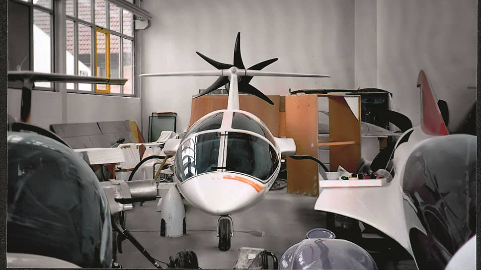 Так выглядела мастерская Луиджи Колани в немецком городе Карлсруэ в 2003 году. На фото — макет сверхэкономичного самолета