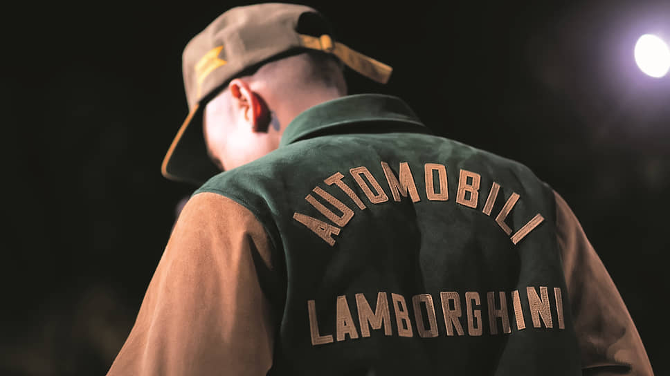 Куртка-авиатор украшена нашивками с иконографией Rhude и Lamborghini, а на плечах бомбера название компании написано полностью: Automobili Lamborghini