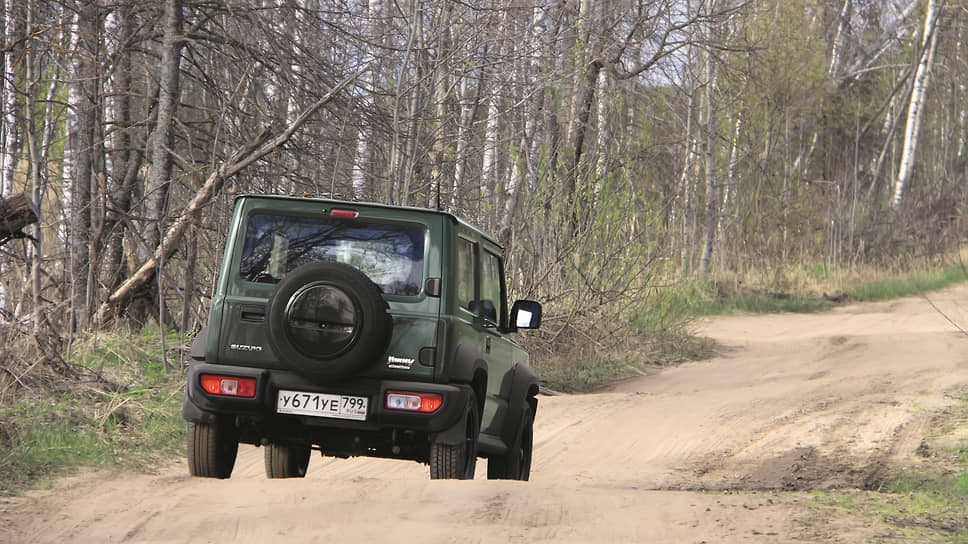 На Suzuki Jimny не просто можно, но даже хочется постоянно сворачивать с асфальта, чтобы поближе подобраться к чему-то интересному. Радует, что при этом полноценный рамный внедорожник потребляет ничтожное количество топлива