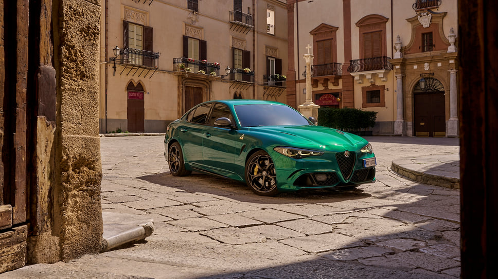 Alfa Romeo Giulia Quadrifoglio 100th Anniversario