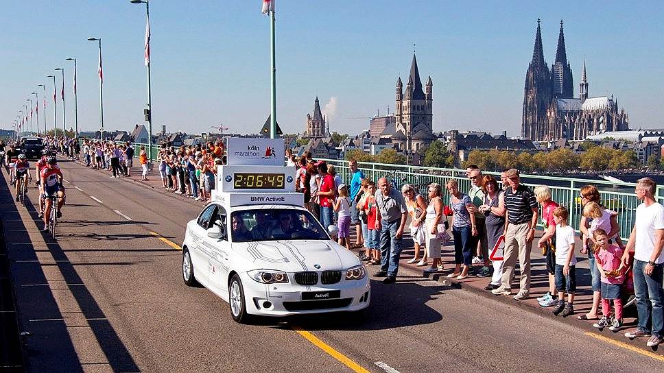 На марафонских забегах, проходящих при поддержке BMW Group, автомобили марок BMW или MINI, оснащенные цифровым табло-секундомером, двигаются во главе колонны бегунов от самого старта и помогают судьям в их работе. Чаще всего это электрические модели концерна. Вот, например, BMW ActiveE на Кёльнском марафоне 2012 года