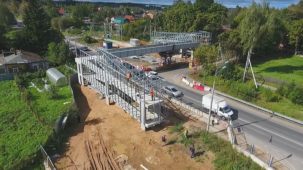 Строящийся пешеходный переход в деревне Петровское, Наро-Фоминский район Московской области. Здесь в состав ЦКАД войдет участок малого бетонного кольца: в этом месте оно будет реконструировано и расширено, исчезнут часть светофоров