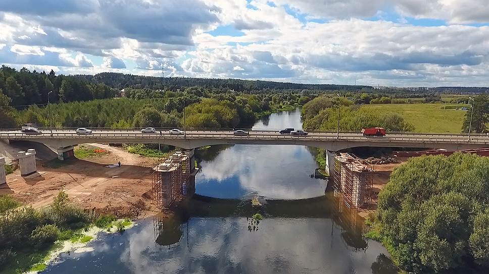 Строительство моста и путепровода через реку Москва: недалеко отсюда будет начинаться новая объездная дорога вокруг Звенигорода (войдет в состав ЦКАД)