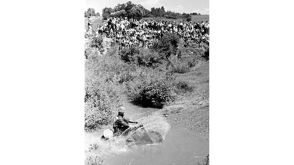 На трассе мотокросса на первенство Москвы в Крылатском, 1965 год