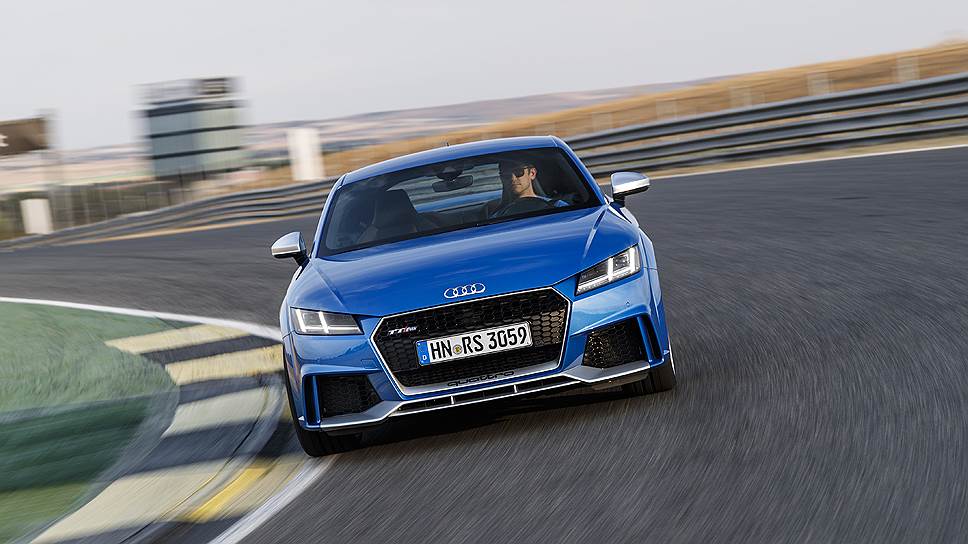 Audi TT RS не разочарует ценителей выразительных деталей в облике спортивных моделей. Раскосые фары, широкая шестиугольная решетка радиатора, расположенная на капоте фирменная эмблема в виде четырех колец, а также инновационные фары Audi Matrix ОLED из нескольких индивидуально управляемых светодиодов помогают выделиться этому спорткару даже на фоне ближайших семейных родственников