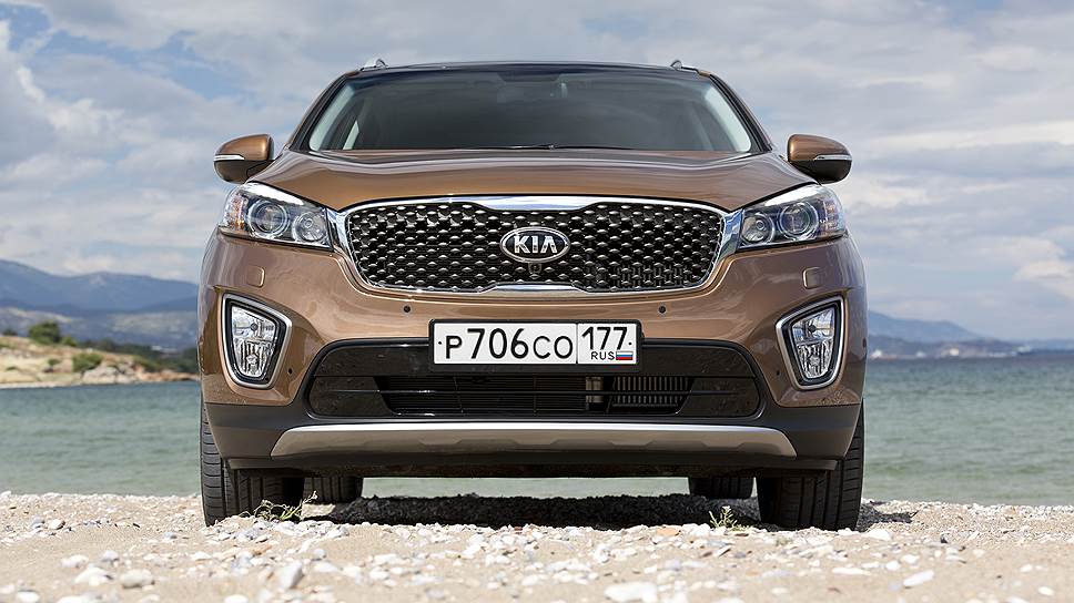 Оснащен Sorento Prime как положено: сонары и светодиоды спереди и сзади, системы кругового обзора, контроля мертвых зон и автоматической парковки; «умные фары» умеют подсвечивать зону поворота, а автоматический парковщик способен поставить автомобиль как параллельно, так и перпендикулярно дороге.