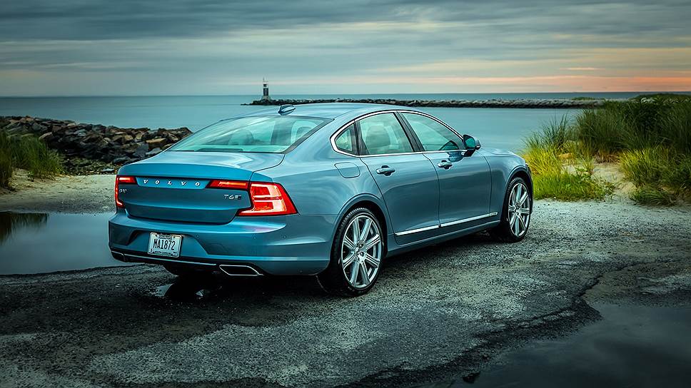 
Седан Volvo S90 пришел на смену модели S80, выпускавшейся с 1998 года, новая машина длиннее на 112 мм и на 30 мм шире. Платформа — SPA, на ней также построены кроссоверы Volvo XC90, V90 Cross Country и новый XC60. Двигатели — двухлитровые четырехцилиндровые дизельные и бензиновые мощностью от 235 до 320 л. с., привод — передний или постоянный полный