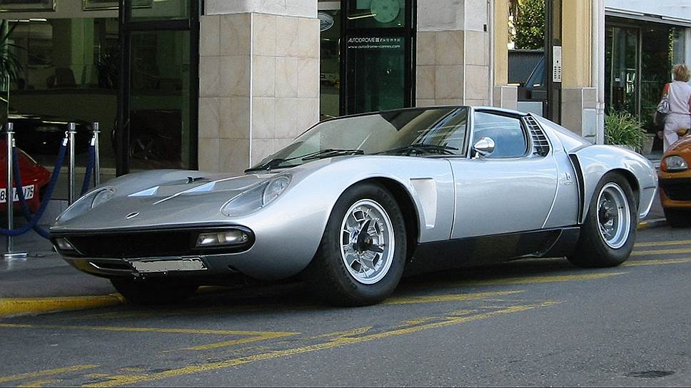 Carozzeria Bertone придумала дизайн знаменитого спорткара Lamborghini Miura, выпускавшегося с 1966 по 1973 годы