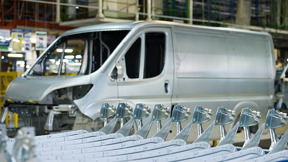 Fiat Ducato предоставляет возможность выбора из четырех вариантов длины, трех вариантов высоты и трех вариантов колесных баз. Если считать абстрактно, учитывая все возможные сочетания типов кузова, цветов, опций, моторов и коробок передач, то клиентам доступны 17, 496 различных версий. Звучит невероятно, но это официальная информация.