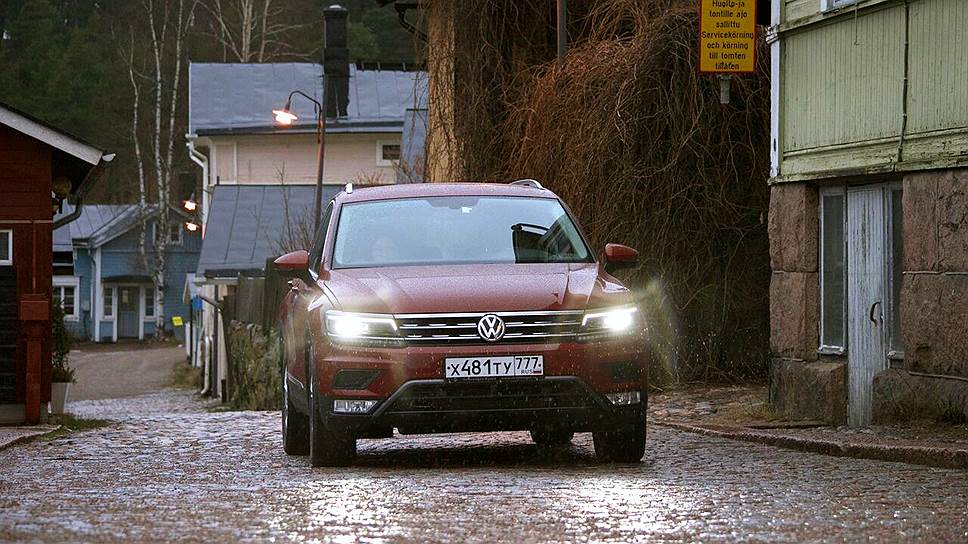 Tiguan оснащен, возможно, самым экономичным омывателем ветрового стекла и фар. На зимней трассе, покрытой реагентами, когда омывателем пользуешься в режиме «нон-стоп», это свойство модели особенно радует: семилитрового бачка хватило на дорогу от финской границы до самой Москвы