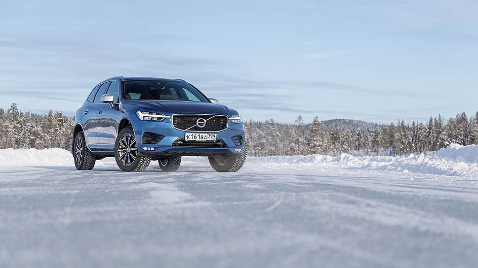 Со сменой поколения Volvo XC60 впервые обзавелся пневмоподвеской. Вместо традиционных пружин в этой технологии применяются отдельные пневматические камеры для каждого заднего колеса. Управляемый компьютером компрессор постоянно регулирует количество воздуха в каждой камере в зависимости от условий движения. В сочетании с электронной системой амортизации Four-C, пневмоподвеска позволяет увеличивать или уменьшать дорожный просвет в зависимости от режима движения.