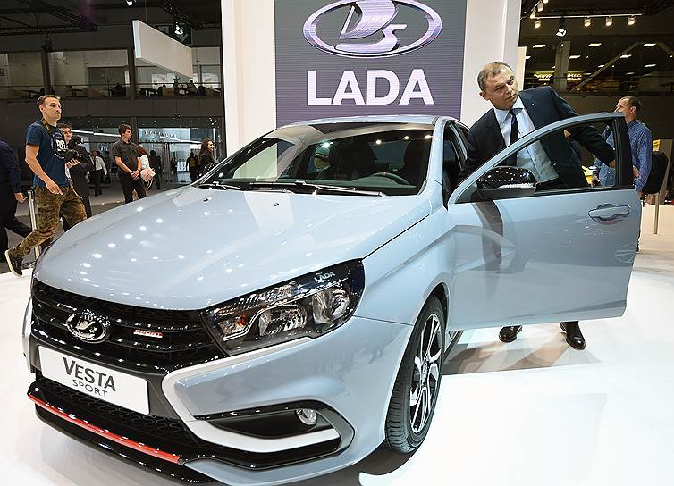 Lada Vesta Sport отличается от обычной &quot;Весты&quot; уменьшенным на 16 мм дорожным просветом (162 мм). Двигатель в новой модели — 1,8 литра, мощностью 145 л.с. Автомобиль способен разгоняться до 198 км\ч