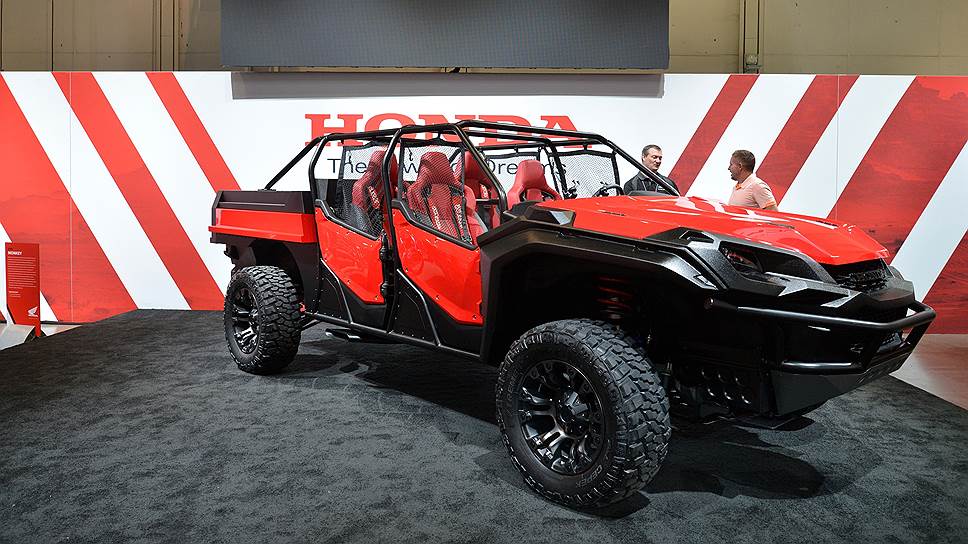 Один из самых ярких экспонатов — Honda Rugged Open Air Vehicle, смесь пикапа Honda Ridgeline и мотовездехода Honda Pioneer 1000