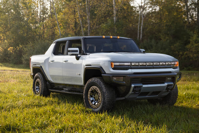 &lt;b>GMC Hummer EV&lt;/b>. Возможно, главная автомобильная новость уходящего года — возрождённый Hummer. И пусть это уже не отдельная марка, а лишь модель пикапа GMC, но этой новинке есть чем удивить. И техническими решениями, и тем, что спрос на новый электромобиль оказался гораздо выше, чем предполагал даже американский автопроизводитель.
