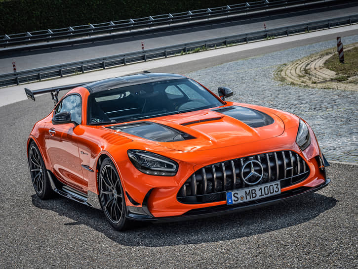 &lt;b>Mercedes-AMG GT Black Series&lt;/b>. Самый мощный серийный автомобиль в истории немецкой марки, самая быстрая серийная машина на трассе «Нордшляйфе» и самый дорогой новый Mercedes-Benz на российском рынке. Всё это — про  новое экстремальное купе Mercedes-AMG GT Black Series. 730-сильный спорткар вполне заслуженно стал одной из главных автомобильных звёзд года.
