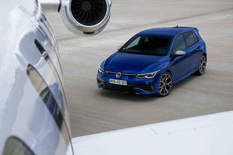 &lt;b>Volkswagen Golf R&lt;/b>. После выхода Golf VIII немецкая марка не стала тянуть с премьерой модификаций хэтчбека, топовым вариантом среди которых стал новый Golf R. 320-сильный автомобиль отличается новой системой полного привода, способной передавать до 100% момента на одно из задних колес. Вдобавок к хулиганскому дрифт-режиму для новинки в Volkswagen сделали и особые настройки двигателя и электроники для заездов по «Нордшляйфе» — мекки европейских ценителей хот-хэтчей и привычном месте обитания для Golf GTI и Golf R.
