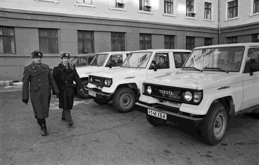 Первые серии Prado иногда назывались Land Cruiser II. В 1990 году партию таких автомобилей из Японии получила Хабаровская милиция (на фото). Жители дальневосточных регионов к тому времени уже тогда активно привозили себе (и на продажу) разную японскую технику