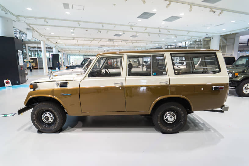 В 1967 году на рынок вышел Land Cruiser 55. Машина стала крупнее, богаче по оснащению и воспринималась уже не просто, как вездеход. Благодаря просторному салону, багажнику, высокой скорости на трассе машина часто использовалась в качестве семейного авто