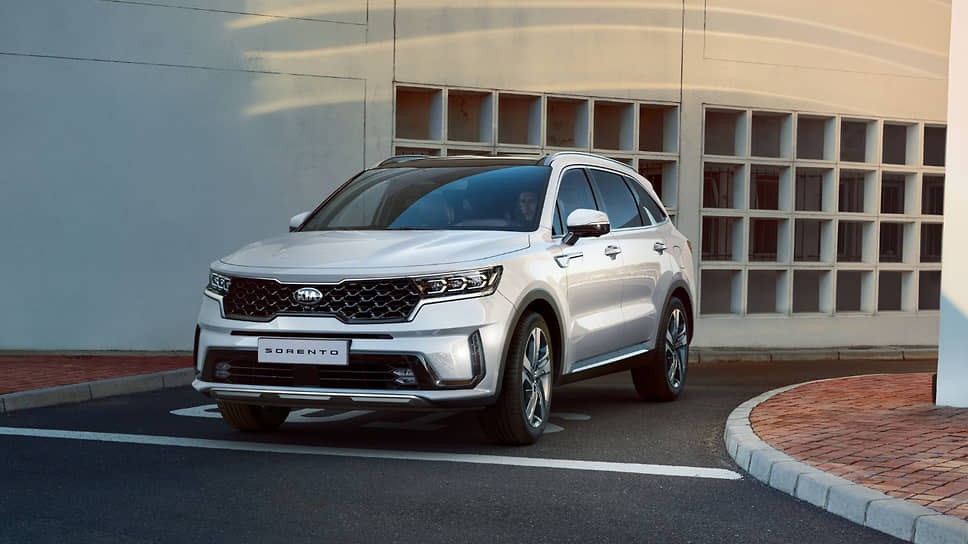 Kia Sorento, также получивший премию Red Dot, продолжает традиции эстетики прошлых поколений, но при этом выглядит более элегантным 