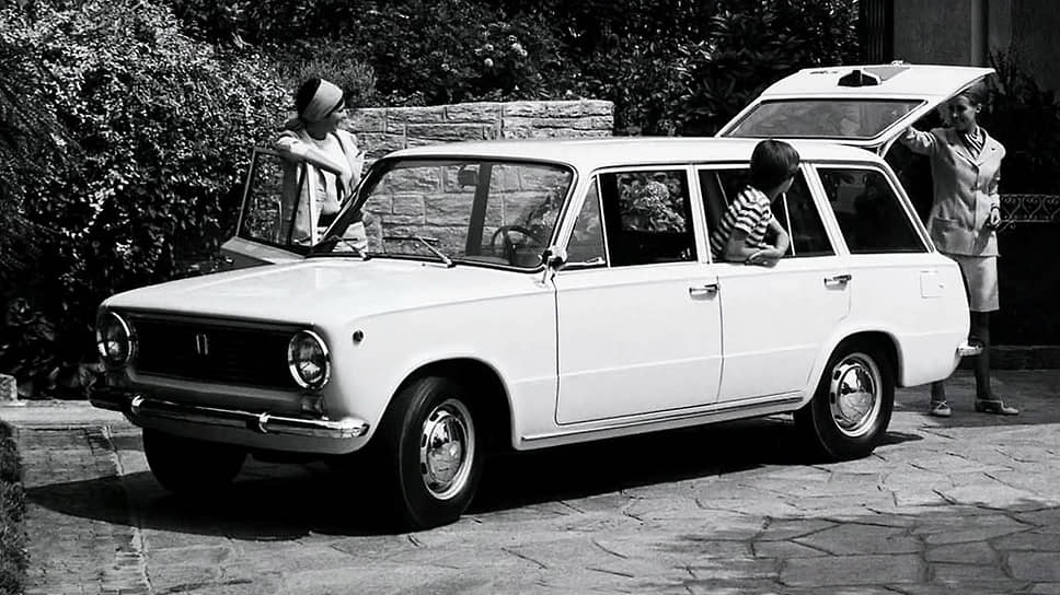 Как и у ВАЗ-2101, у «двойки» был итальянский прототип — модель FIAT 124 Familiare, выпуск которой начался еще в 1966 году. Советский универсал отличался иной конструкцией шасси, двигателя и усиленным кузовом, а также внешними деталями: иными ручками, формой зеркал и т.д.