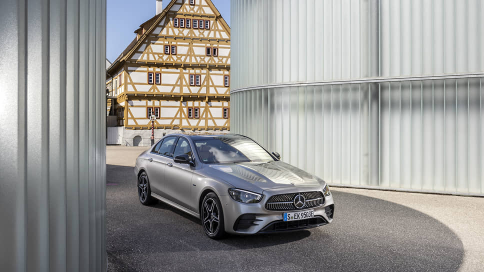 Автомобилем 2021 года по версии MotorTrend стал Mercedes-Benz E-Class. Редакция популярного американского автомобильного журнала, основанного в сентябре 1949 года, отметила, что «Mercedes-Benz укрепляет позиции трехлучевой звезды как символы роскоши». 