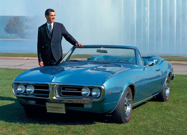 23 февраля 1967 года был представлен Pontiac Firebird. Джон Делореан, руководивший Pontiac во второй половине 1960-х, хотел выпускать спорткар, аналогичный Chevrolet Corvette, но руководство GM одобрило ему создание «понтиаковской» версии Chevrolet Camaro. 