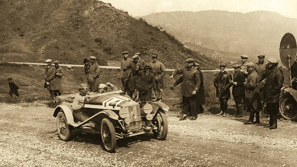 
 19 
26 марта 1927 года стартовала первая гонка Mille Miglia. Маршрут был выбран от Брешии до Рима и обратно, что составило 1600 км или 1000 миль, что и дало название гонке — с итальянского Mille Miglia переводится как «Тысяча миль». В гонке приняли участие 77 экипажей, и все они были итальянскими. А победители, оказавшиеся на пьедестале, выступали на одинаковых автомобилях местной марки Officine Meccaniche. На фото — победители гонки Фердинандо Минойя и Джузеппе Моранди на автомобиле OM Tipo 665 Sport проезжают перевал Пассо делла Ратикоза.