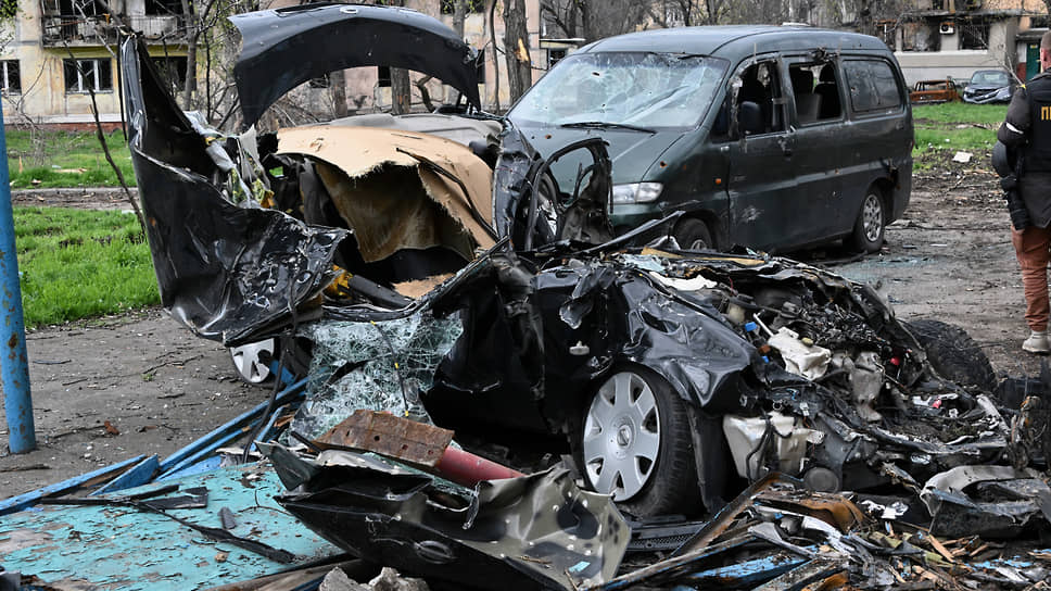 Автомобили возле жилого дома в Левобережном районе Мариуполя