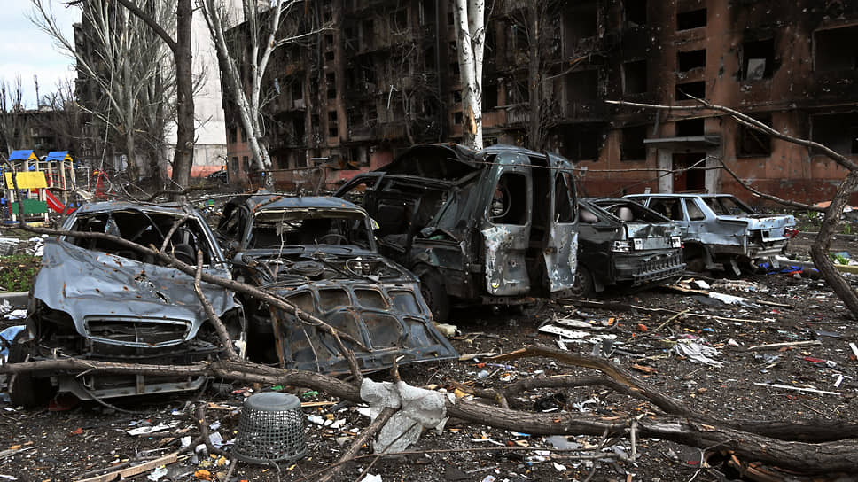 Автомобили на стоянке возле жилого дома в Левобережном районе Мариуполя