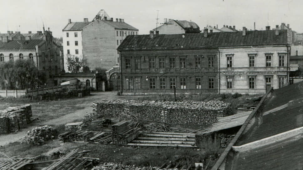 Вид на проходную, за ней улица Валмиерас. Фото 1940 года