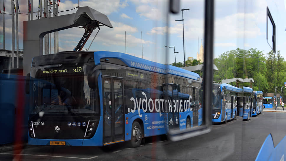 Электробусы во время подзарядки в Москве