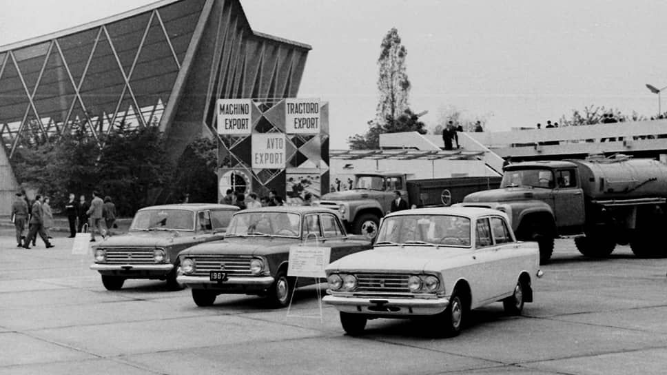 «Москвичи» в Загребе в 1967 году. Значительную часть своей продукции Московский завод малолитражных автомобилей, переименованный в 1968 году в АЗЛК — Автомобильный завод имени Ленинского комсомола — поставлял на экспорт, зарабатывая для страны драгоценную валюту. Позади видны грузовики марки ЗИЛ.