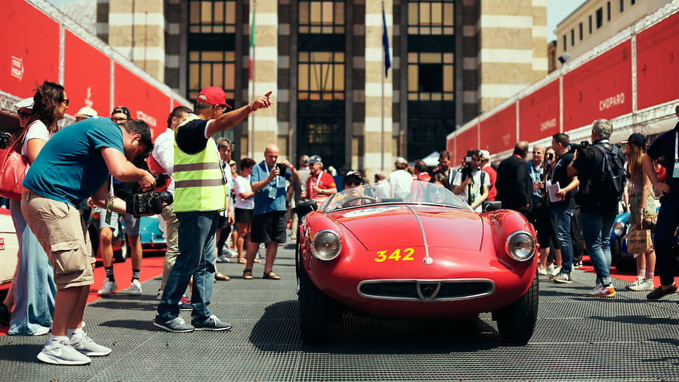 Alfa Romeo 1900 Sport Spider выходит на старт. Такие автомобили выпускали в середине 50-х