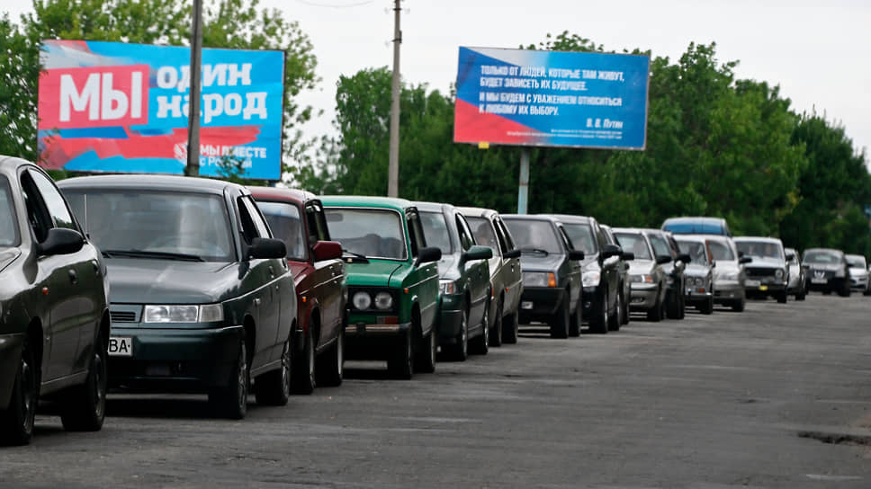 Колона автомобилей на дороге в Бердянске