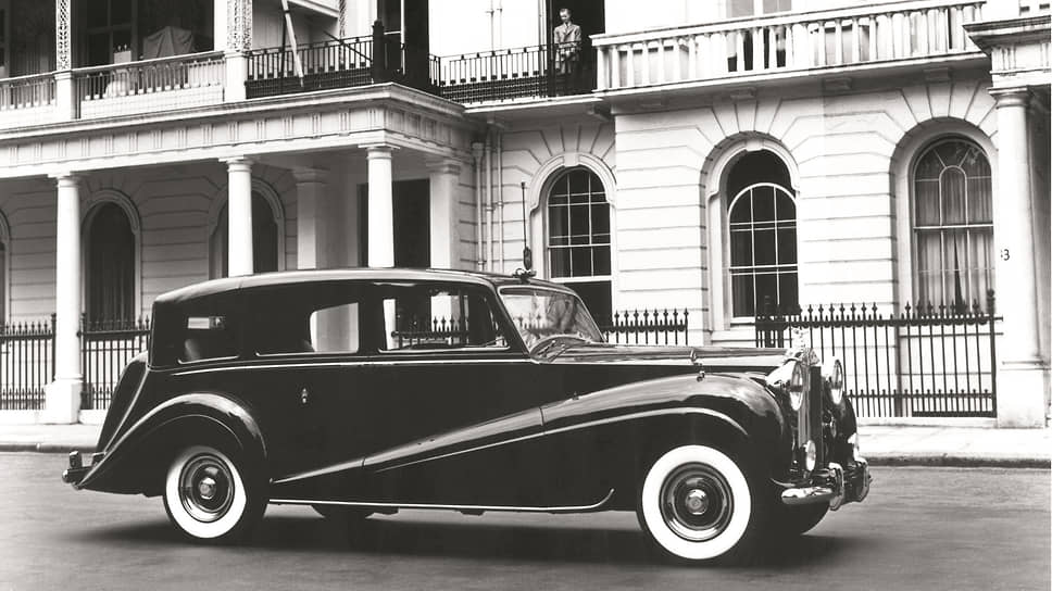 Сначала планировалось сделать только один Phantom VI, но позже решили повторить модель, ограничив, однако круг владельцев королевскими особами и главами государств. Поэтому Phantom IV сделали только 18 штук, из них два лимузина и один ландоле использовались Виндзорами. Ландоле (на фото) было сделано в 1954 году, к юбилею Rolls-Royce, и периодически предоставлялось в пользование для дворцовых нужд. Королева выкупила его в 1959-м, а в 2002 вернула его на завод. Еще три лимузина были изготовлены по заказам родственников королевы